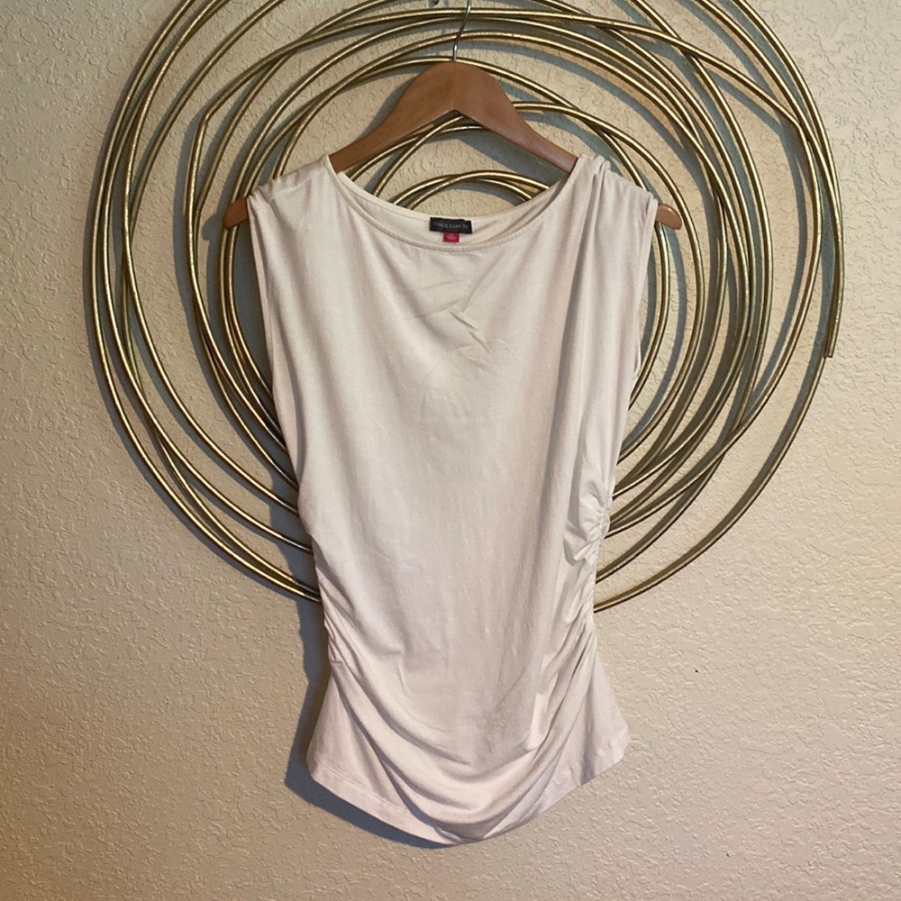 VERY CUTE! VINCE TOP WITH SIDE SCRUNCH